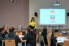 Pít alkohol není hrdinství. Krajská hygienická stanice učí děti vnímat rizika pití zábavně i názorně
