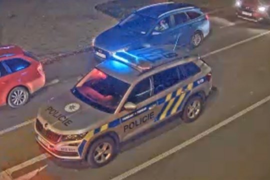 Opilý muž šel na červenou a srazili ho policisté jedoucí na majáky