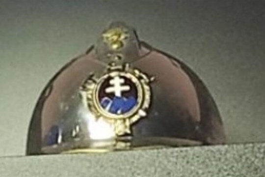 Drzý zloděj ukradl historickou helmu. Policie žádá o pomoc veřejnost