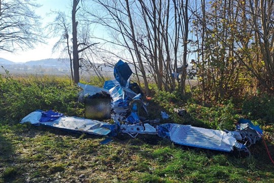 Pilot ztratil orientaci a havaroval. Loňská nehoda letounu objasněna