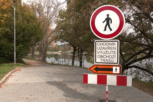 Rozšíření chodníku i zámková dlažba na Štěrkovišti budou již brzy hotové