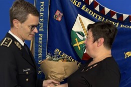 Mladého policistu Arnolda srazilo při šetření nehody auto, jeho rodině pomůže sbírka