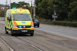 Řidič zazmatkoval a vjel na tramvajovou zastávku. Srazil matku s dítětem!