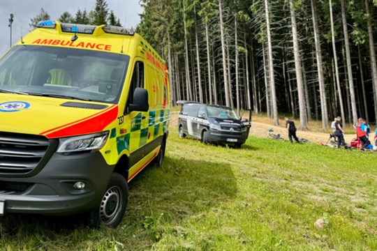 Těžce zraněný muž po pádu ze čtyřkolky ve Starých Hamrech