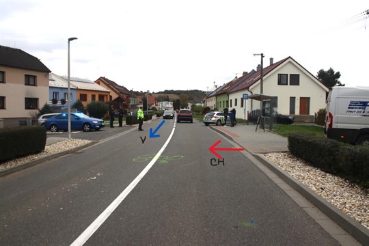 Děti vběhly přímo pod kola projíždějících vozidel. Pro chlapce letěl vrtulník