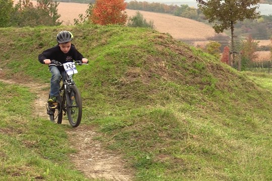 Děti ze dvou základních škol si vyzkoušely cyklokrosové závody