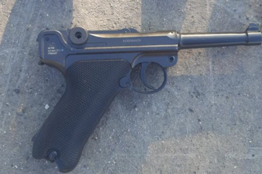 Nosil zbraň na veřejnosti. Byl vypátrán za čtyři minuty