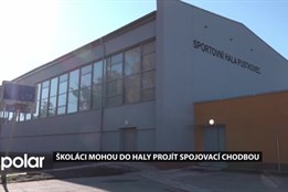 Sportovní hala v Pustkovci je hotova. Školáci do ní mohou projít v papučích