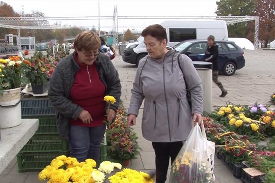 Během Dušiček a podzimních prázdnin hrozí dopravní zácpy i krádeže na hřbitovech