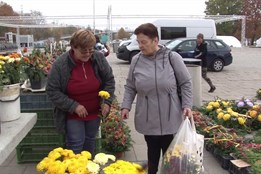 Během Dušiček a podzimních prázdnin hrozí dopravní zácpy i krádeže na hřbitovech