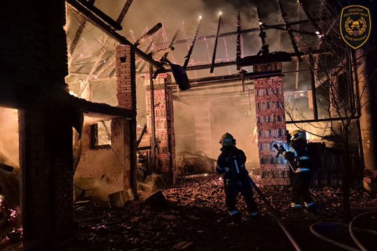 Stodolu v Drslavicích zasáhl rozsáhlý požár. Hrozilo šíření ohně na další objekty