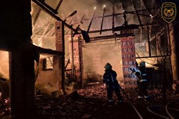 Stodolu v Drslavicích zasáhl rozsáhlý požár. Hrozilo šíření ohně na další objekty