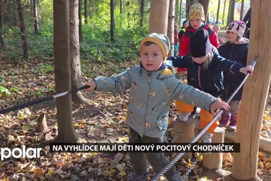 Cestou Lesní stezkou mohou děti procházet pocitovým chodníčkem