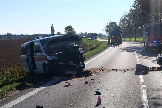 Čelní střet osobního auta se sanitkou, dva zranění