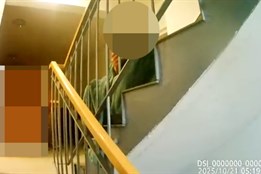 Seděla na schodech v pyžamu. Žena pomohla dezorientované seniorce