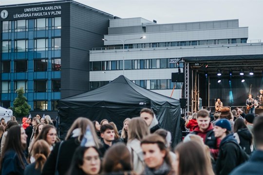 Lékařská fakulta v Plzni oslaví 80 let. Chystá velkolepou světelnou show