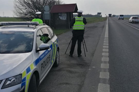 Opilý řidič se snažil uplatit policisty. Tvrdě narazil