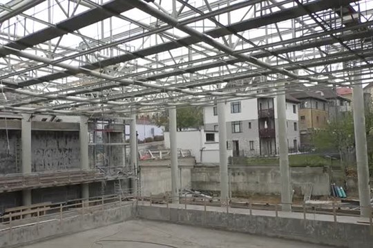 Rekonstrukce bazénu v Liberci pokračuje
