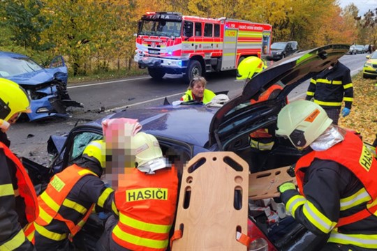 Dva zranění v kritickém stavu po čelním střetu osobních aut na Bruntálsku