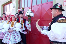 Císařské hody v Jarošově letos oslavilo 40 krojovaných