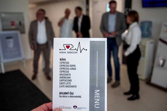 Káva srdcem přináší pacientům FNOL chvíle klidu a lidskosti