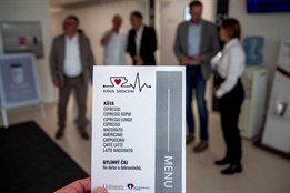 Káva srdcem přináší pacientům FNOL chvíle klidu a lidskosti