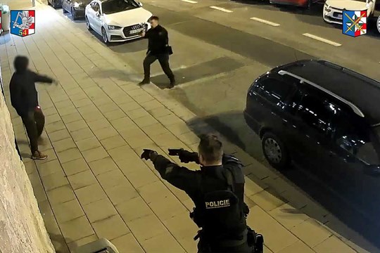 Ozbrojený muž útočil na policisty v Olomouci – dramatický zásah s nožem v ruce