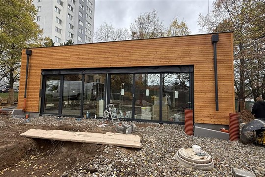 Nepoužívané problémové záchodky zmizely, místo nich finišuje výstavba kavárny