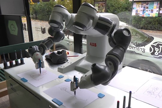 Mobilní laboratoř EDU Lab představila rožnovským školákům nejmodernější technologie