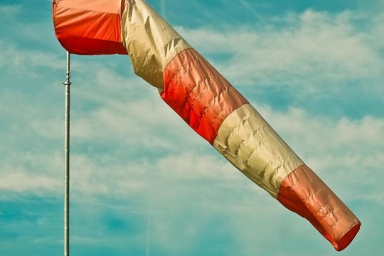 Meteorologové varují: Západ Čech zasáhne silný vítr