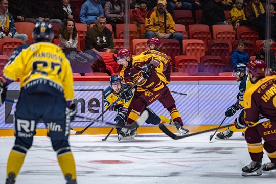 Berani pokřtili novou jihlavskou arénu výhrou, oba góly vstřelil Říčka. Vsetín prohrál s Porubou po nájezdech