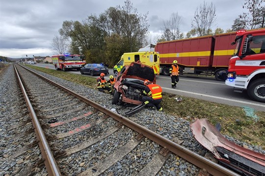 V Zašové havarovalo osobní vozidlo přímo u železniční trati. Provoz vlaků byl přerušen