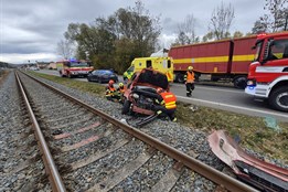 V Zašové havarovalo osobní vozidlo přímo u železniční trati. Provoz vlaků byl přerušen
