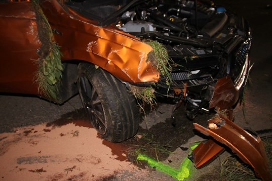 Opilý řidič nezvládl zatáčku a s autem udělal několik kotrmelců