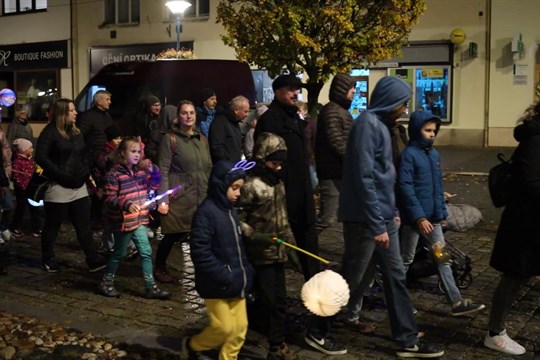 Státní svátek si děti v Kyjově připomněly na lampionovém průvodu