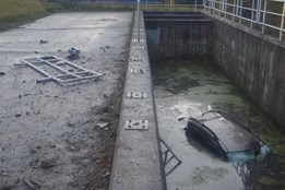 Řidič chtěl zabránit nehodě, s autem skončil v dešťové nádrži