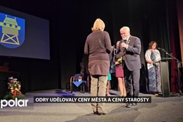 Odry udělovaly po čtyřech letech Ceny města a Ceny starosty, na pódiu se vystřídalo 14 oceněných