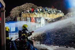 Poplach druhého stupně a devět jednotek hasičů. Velký požár odpadu z autovraků v Ostravě