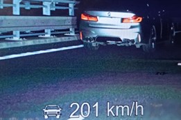 Řidič měl přes 2 promile, další jel 200 km/h. Policie zkontrolovala tisícovku řidičů
