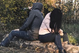 Městské kamery je přistihly. Mladí pili alkohol a ničili veřejný majetek