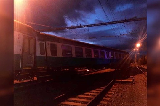 Historický vlak v Přerově vykolejil, cestující vyvázli bez zranění