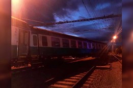 Historický vlak v Přerově vykolejil, cestující vyvázli bez zranění