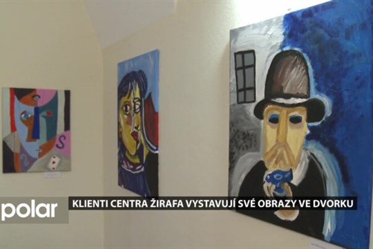 Prodejní výstavu obrazů klientů Žirafy najdete ve Dvorku