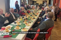 Vedení Stonavy poděkovalo svým pětasedmdesátníkům. Pozvání na společenské setkání přijalo 13 jubilantů