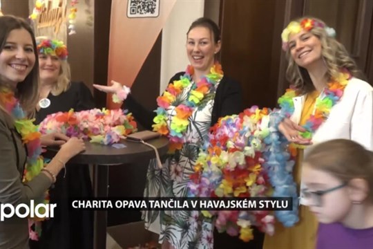 Tanec, květinové věnce a tropická pohoda. Charita Opava uspořádala ples v havajském stylu