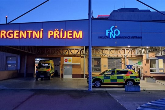 Muž spadl z lešení ve Frýdku-Místku. Do nemocnice ho vezli v kritickém stavu