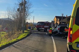 Řidič otočil auto na střechu, naštěstí vyvázl bez vážných zranění