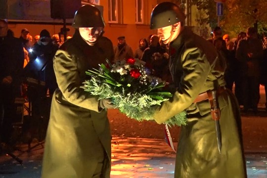 Státní svátek oslavili lidé lampionovým průvodem a ohňostrojem