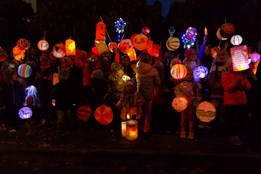 Ve Starém Městě si připomněli vznik republiky Světýlkovým průvodem