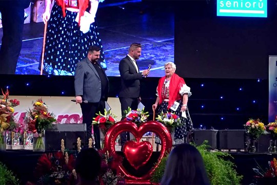 Babička roku 2025 zná svou vítězku! Česká republika má zlatou babičku ze Zlínského kraje